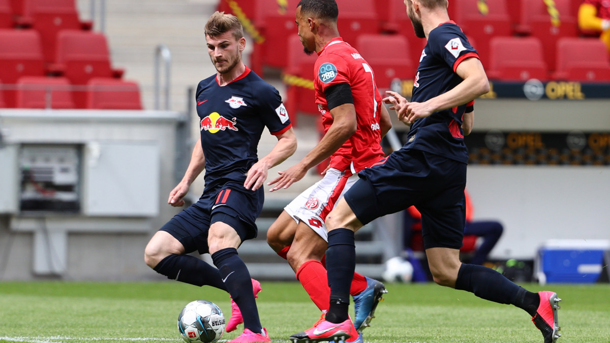 Robin Quaison, a Mainz (k) és Timo Werner, az RB Leipzig játékosa (b) az első osztályú német labdarúgó-bajnokság 2020. május 24-i mérkőzésén Mainzban. A koronavírus-járvány miatt a mérkőzést zárt kapuk mögött játsszák.