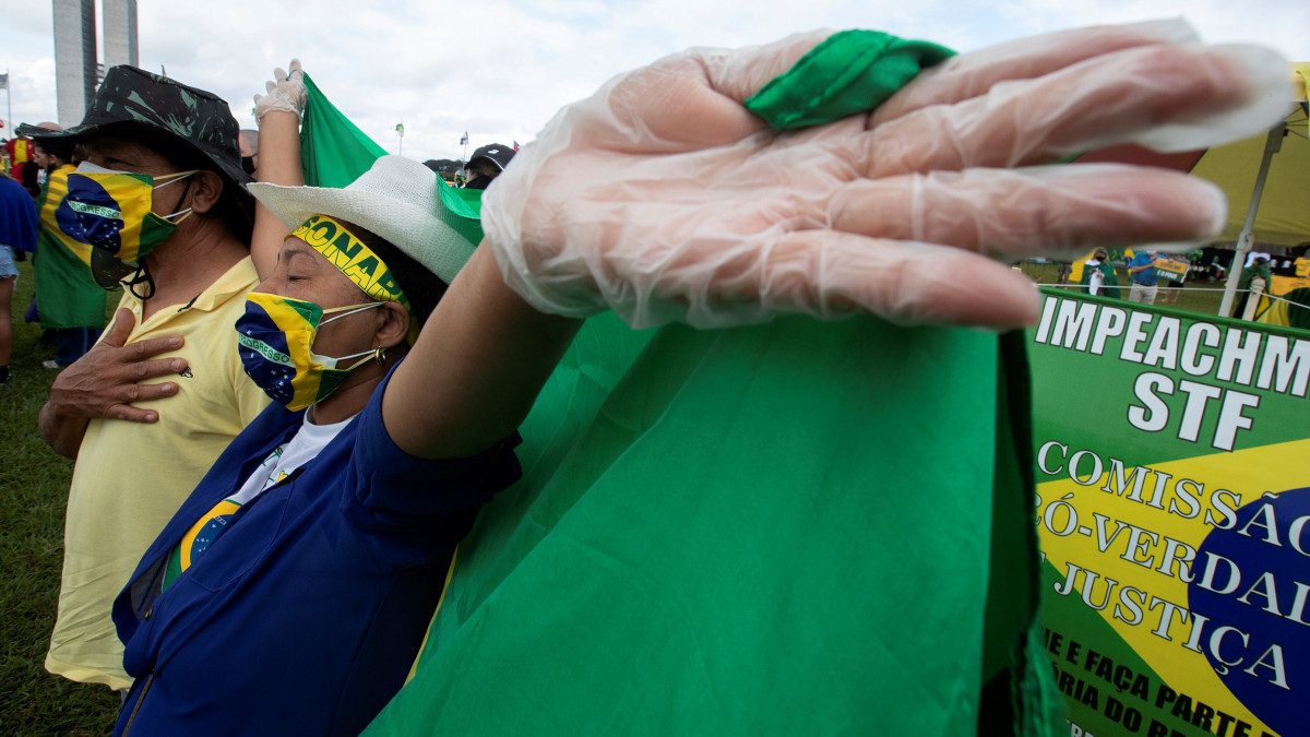 Jair Bolsonaro brazil elnök támogatói a politikus Brazíliavárosban tartott nagygyűlésén 2020. május 17-én, a koronavírus-járvány idején.
