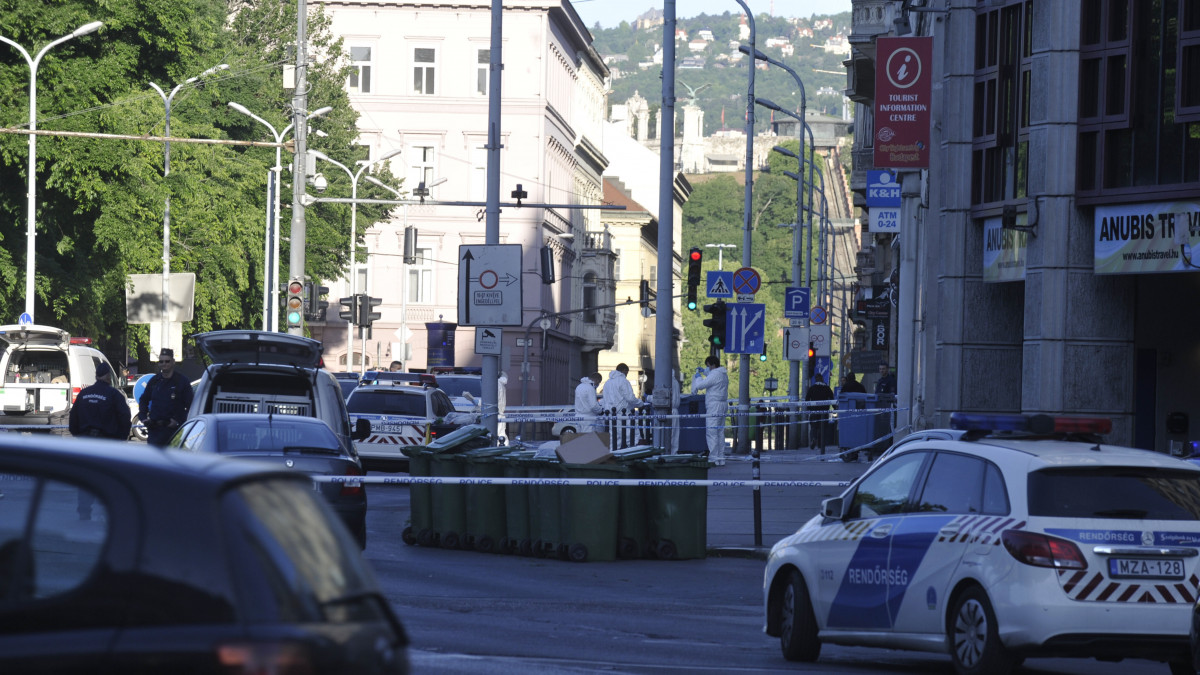 Bűnügyi helyszínelők Budapesten, a József Attila utcában, ahol megöltek két férfit egy verekedésben 2020. május 22-én. Hajnali 3 óra után értesítették a rendőrséget, hogy a belvárosban több ember összeverekedett, és többeket megkéseltek. A rendőrök a helyszínen két embert találtak az úttesten, súlyos szúrt sebesülésekkel. Mindketten a helyszínen meghaltak. A járőrök hat embert állítottak elő, a BRFK emberölés gyanúja miatt indított nyomozást ismeretlen tettesek ellen.