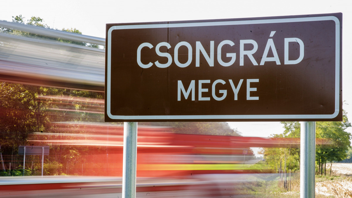 Csongrád megyét jelző KRESZ-tábla Gádorosnál 2017. október 3-án. Az Országgyűlés ezen a napon elfogadta Csongrád megye nevének Csongrád-Csanád megyére történő változtatását célzó javaslatot. Eszerint a módosítás 2020. június 4-én lép hatályba, Szeged megmaradna megyeszékhelynek.
