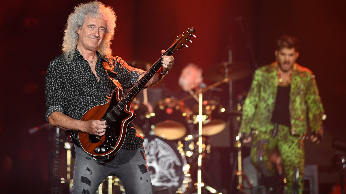 Brian May, a Queen brit rockzenekar szólógitárosa fellép együttesével az ausztrál tűzész károsultjai javára Fire Fight Australia címmel rendezett adománygyűjtő koncerten a sydney-i ANZ Stadionban 2020. február 16-án.