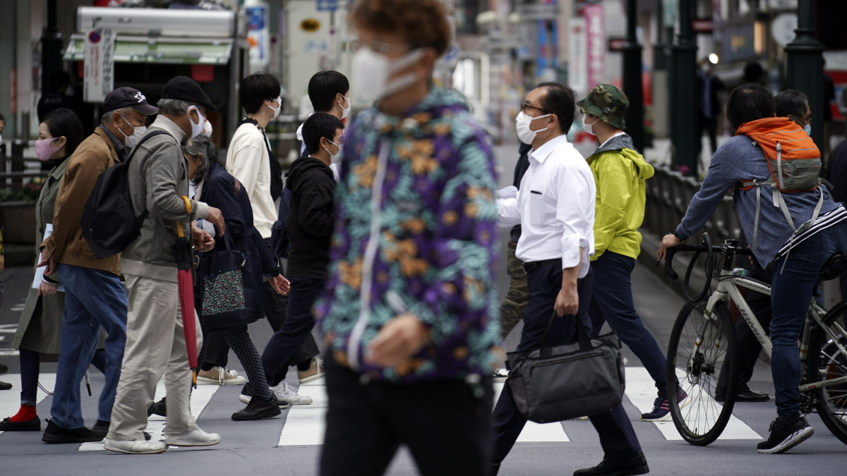 Védőmaszkos gyalogosok Tokióban 2020. május 22-én. A szigetország 47 prefektúrájának többségében feloldották a koronavírus miatt életbe léptetett rendkívüli állapotot, de a japán fővárosban még érvényben vannak a korlátozások.