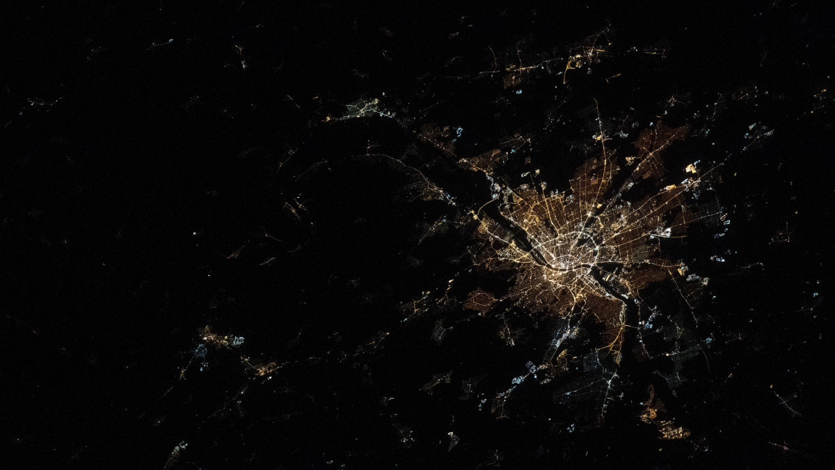 A NASA által 2020. május 26-án közreadott kép az éjszakai Budapest fényeiről a világűrből nézve. A felvételt a Nemzetközi Űrállomás (ISS) legénységének tagjai készítették 2020. március 18-án.