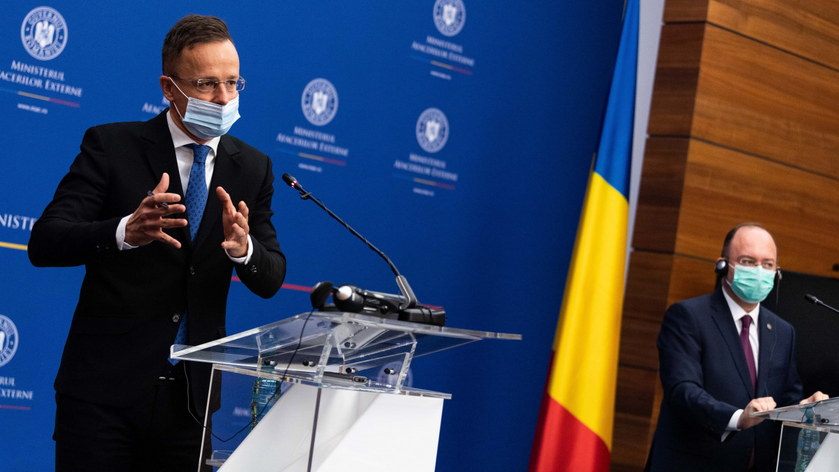 A Külgazdasági és Külügyminisztérium (KKM) által közreadott képen Szijjártó Péter külgazdasági és külügyminiszter (b) és Bogdan Aurescu román külügyminiszter sajtótájékoztatót tart Bukarestben, a külügyminisztériumban 2020. május 26-án.