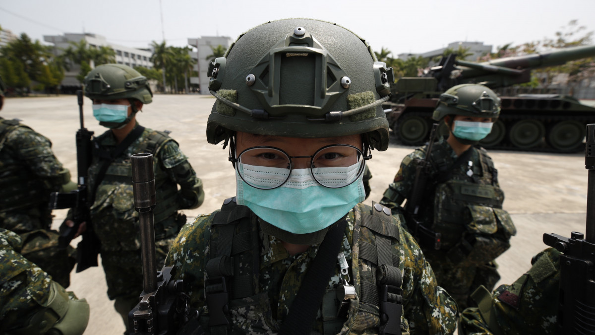 Tajvani katonák hadgyakorlata egy tajvani támaszponton a koronavírus-járvány idején, 2020. április 9-én.