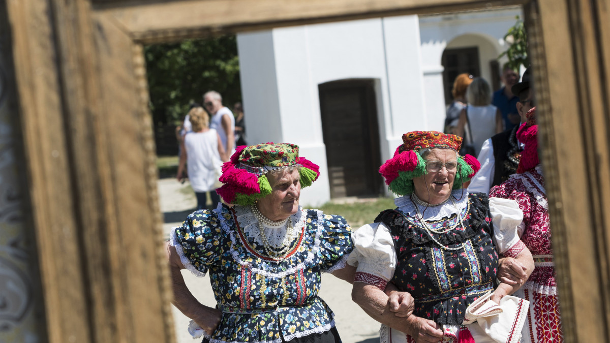 Szentendre, 2018. május 21.Népviseletbe öltözött résztvevők a Pünkösdi Örökség Ünnepen a szentendrei Szabadtéri Néprajzi Múzeumban (Skanzenban) 2018. május 21-én.