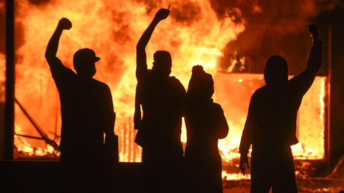 Amerika lángokban egy rendőri túlkapás után