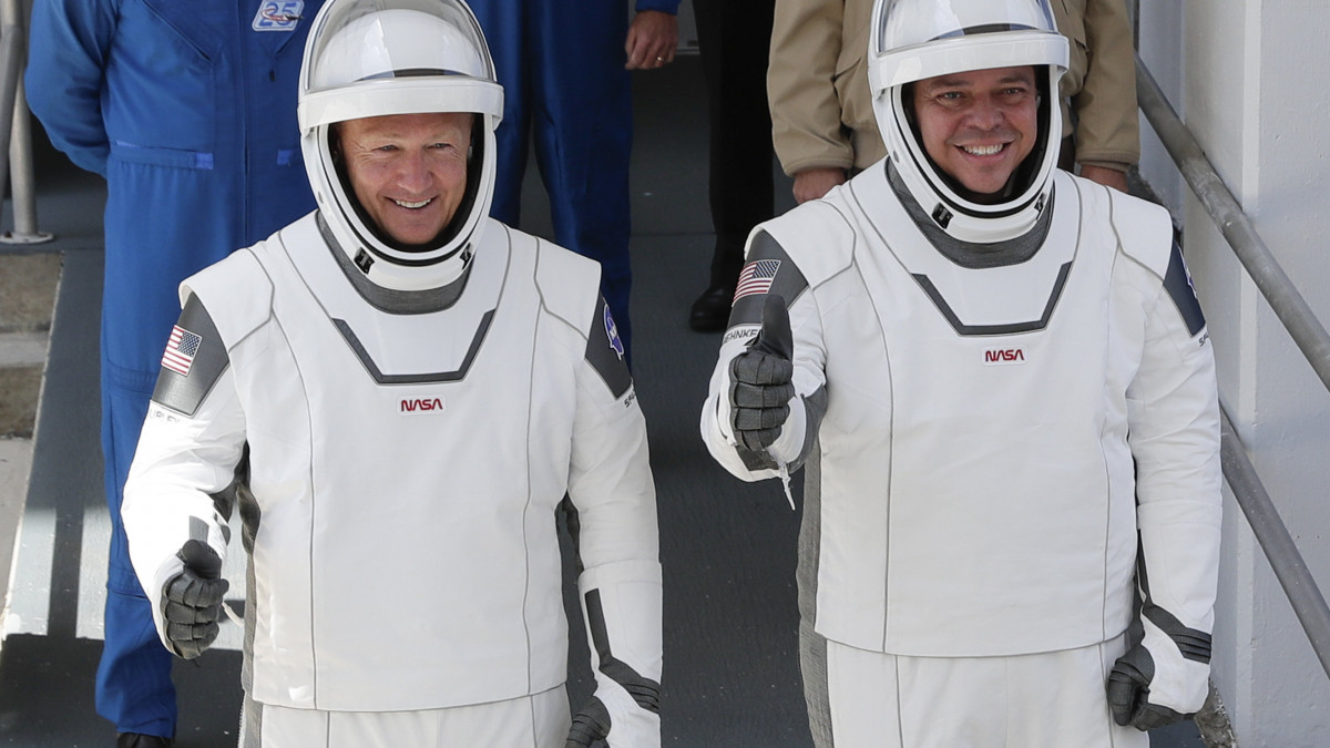 Cape Canaveral, 2020. május 30.Douglas Hurley (b) és Robert Behnken amerikai űrhajósok a Cape Canaveral-i Kennedy Űrközpont kilövőállásához indulnak 2020. május 30-án, mielőtt a SpaceX amerikai űrkutatási magánvállalat Crew Dragon személyszállító űrhajóján megkezdik utazásukat a Föld körül keringő Nemzetközi Űrállomásra. Csaknem tíz év múltán most először szállít amerikai űrhajó amerikai asztronautákat a világűrbe, és ehhez a NASA először veszi igénybe egy magánvállalat űrjárművét.