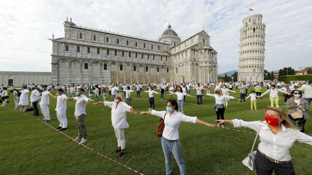 Pisa, 2020. május 30.Villámcsődülettel ünneplik meg az emberek 2020. május 30-án, hogy a koronavírus-járvány miatti bezárás után újranyílik a pisai ferde torony.