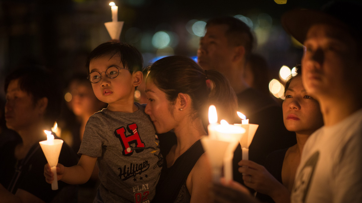 A pekingi Tienanmen téri mészárlás áldozatairól emlékeznek meg Hongkongban 2019. június 4-én, a demokratikus változásokat követelő kínai diákmozgalom vérbe fojtásának 30. évfordulóján. A Kínai Néphadsereg 1989. június 4-én támadta meg a pekingi Tienanmen (Mennyei Béke) téren hat héten át tüntető több tízezer diákot, és kíméletlen, sok halottat követelő beavatkozással vetett véget a tüntetéssorozatnak.