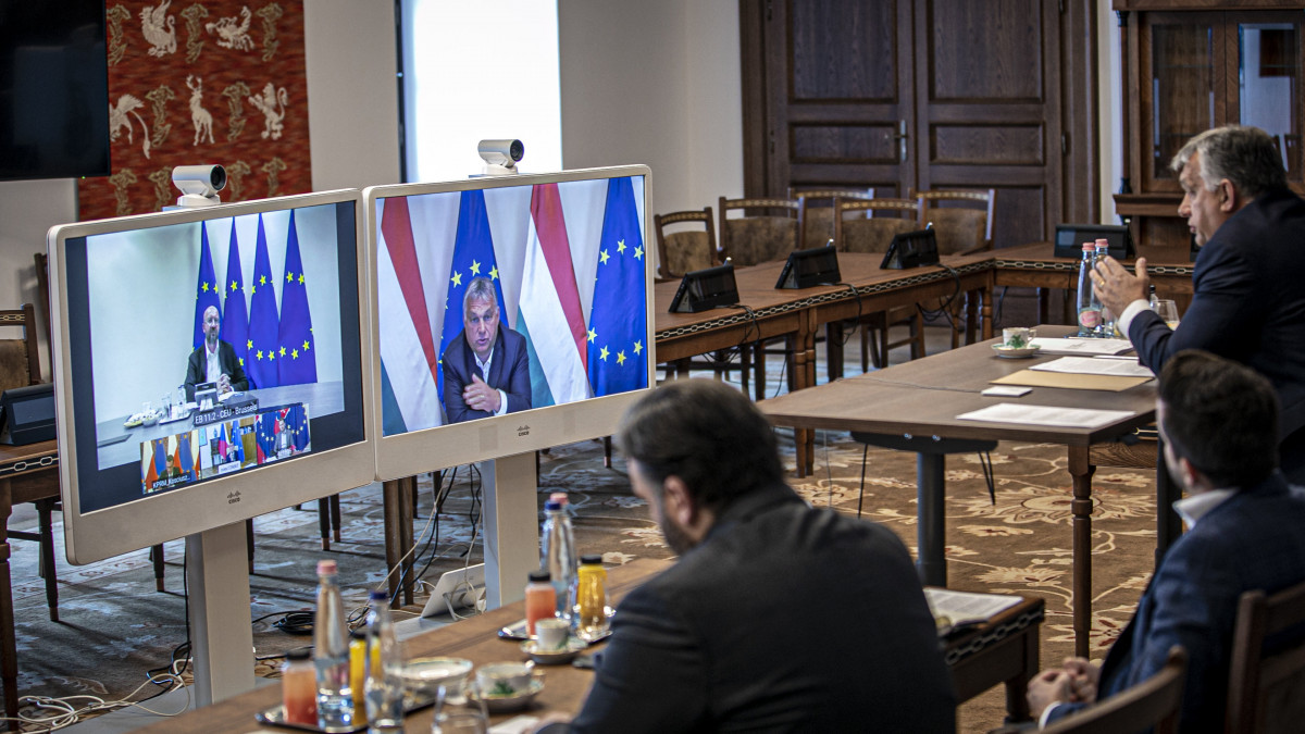 A Miniszterelnöki Sajtóiroda által közreadott képen Orbán Viktor miniszterelnök részt vesz a visegrádi országok (V4) vezetői és az Európai Tanács elnöke, Charles Michel videokonferenciáján a Karmelita kolostorban 2020. június 2-án.