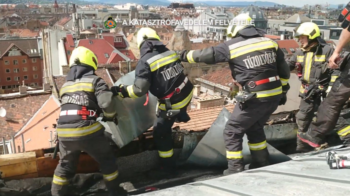 Tűzoltók a budapesti Operaház tetején – videó
