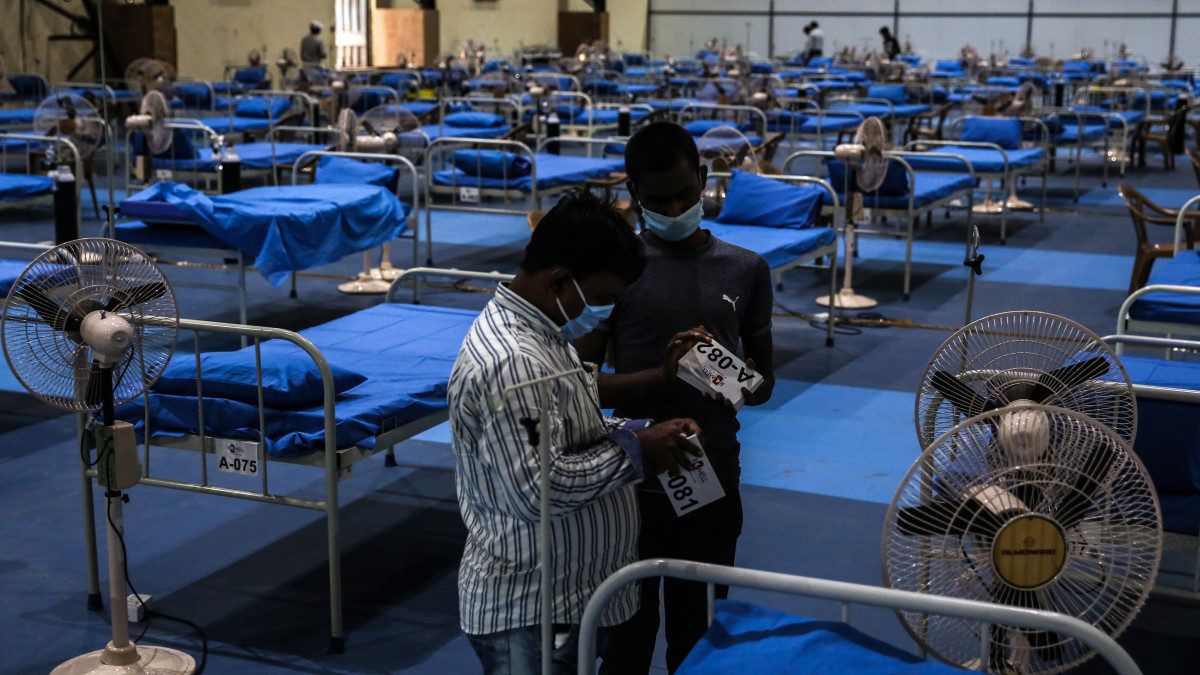 Koronavírus-fertőzés betegeinek fogadására készítik elő az egyik legnagyobb mumbai kiállítási központot, a Nesco Center Hallt 2020. június 1-jén. A szükségkórház több mint 1200 beteg fogadására lesz alkalmas. A nyugat-indiai nagyvárosban meghaladta a 41 ezret a vírusfertőzöttek száma.