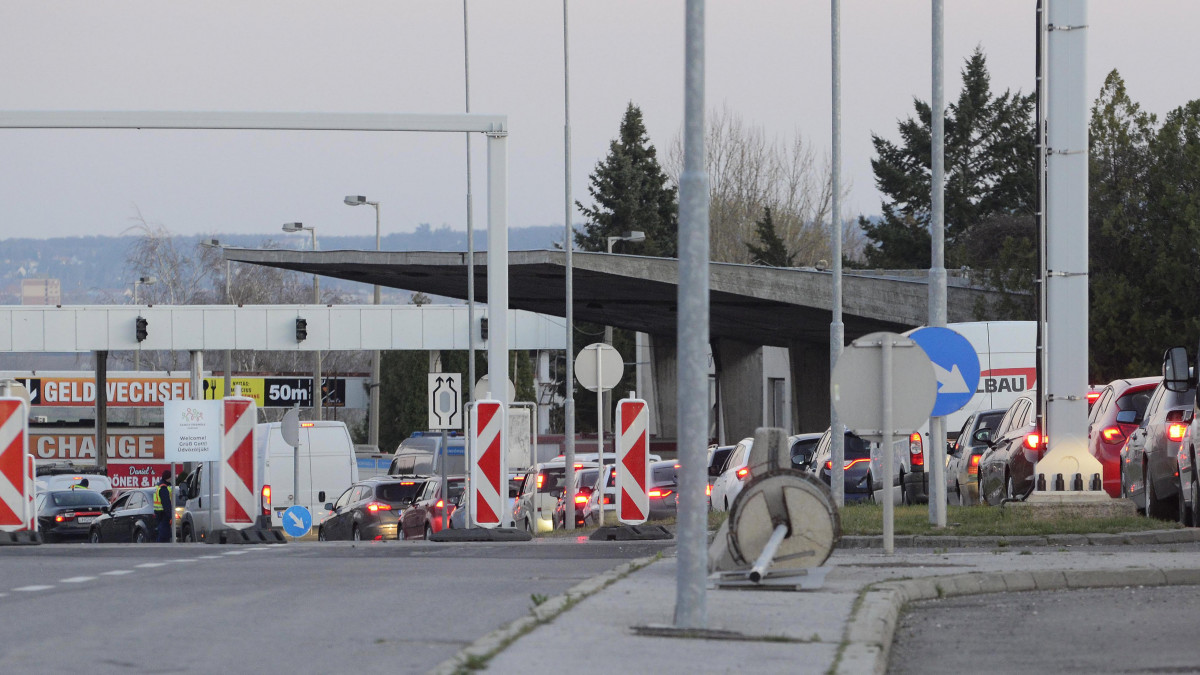Várakozó autók a magyar-osztrák határon, a Sopron és Klingenbach (Kelénpatak) közötti átkelőn 2020. március 16-án. Mindkét ország csak a saját állampolgárait engedi be területére.
