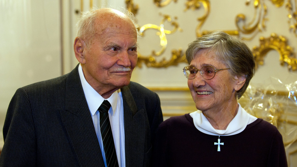 Göncz Árpád volt köztársasági elnök és felesége, Zsuzsa asszony részt vesz a Fővárosi Szabó Ervin Könyvtárban tartott ünnepségen, ahol családja és barátai köszöntötték a kilencvenedik születésnapját ünneplő államfőt.