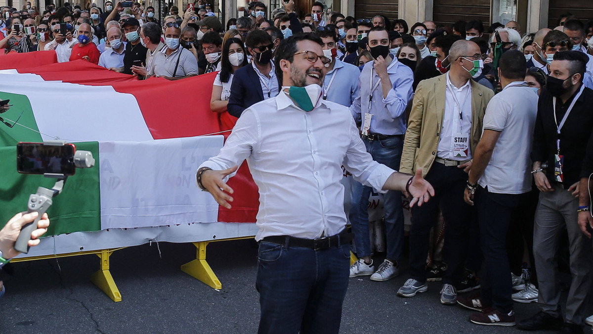 Matteo Salvini szenátor, az olasz ellenzéki Liga párt vezetője a köztársaság napja alkalmából rendezett pártrendezvényen Rómában, az Olasz Köztársaság kikiáltásának 74. évfordulóján, 2020. június 2-án.