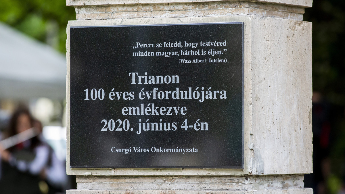 Emléktábla, amelyet a nemzeti összetartozás napja, egyben a trianoni békeszerződés aláírásának századik évfordulója alkalmából avattak fel a Somogy megyei Csurgón, a Petőfi téren 2020. június 3-án.