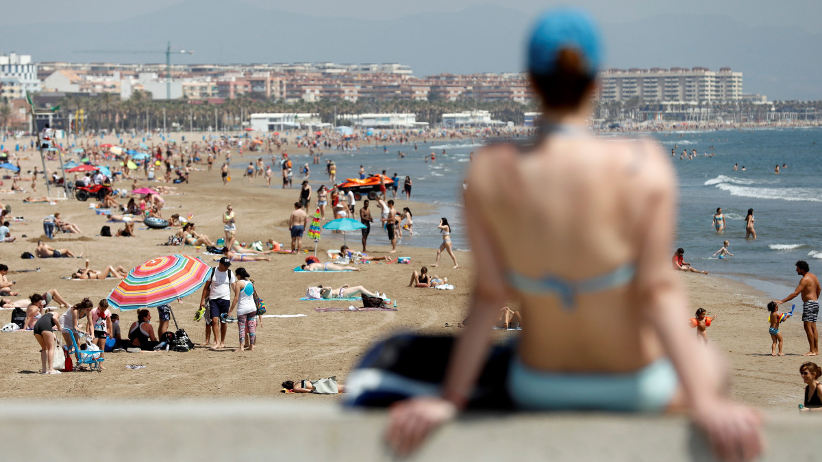 Strandolók a Malvarossa tengerparti strandon Valenciában 2020. június 3-án. A spanyol kormány ezen a napon újra kezdeményezi a parlamentnél a koronavírus-járvány miatt bevezetett szükségállapot meghosszabbítását június 21-ig. A március 15. óta érvényben lévő szükségállapot felhatalmazást ad a kormánynak rendkívüli intézkedések bevezetésére a járványügyi védekezésben, ilyen például az állampolgárok szabad mozgásának korlátozása.