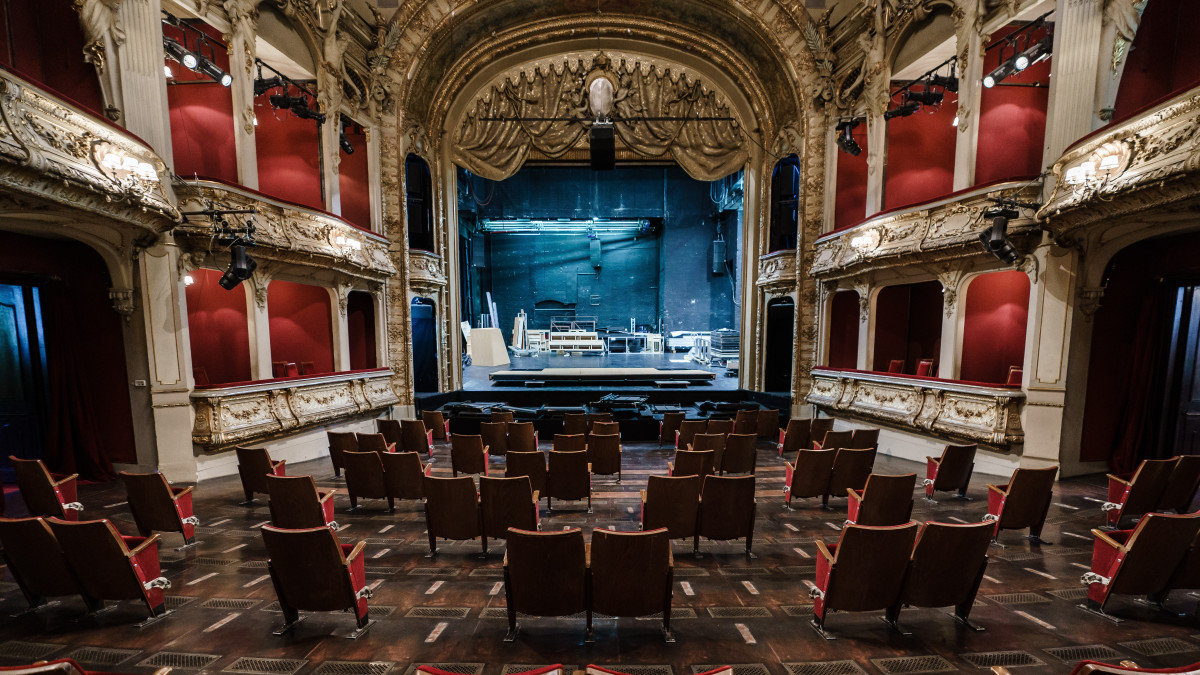 A koronavírus-járvány miatti védekezésként megritkított széksorok a Berliner Ensemble színház nézőterén 2020. június 3-án. A tervek szerint június 10-től a színház kerthelyiségében rendezik meg az előadásokat.