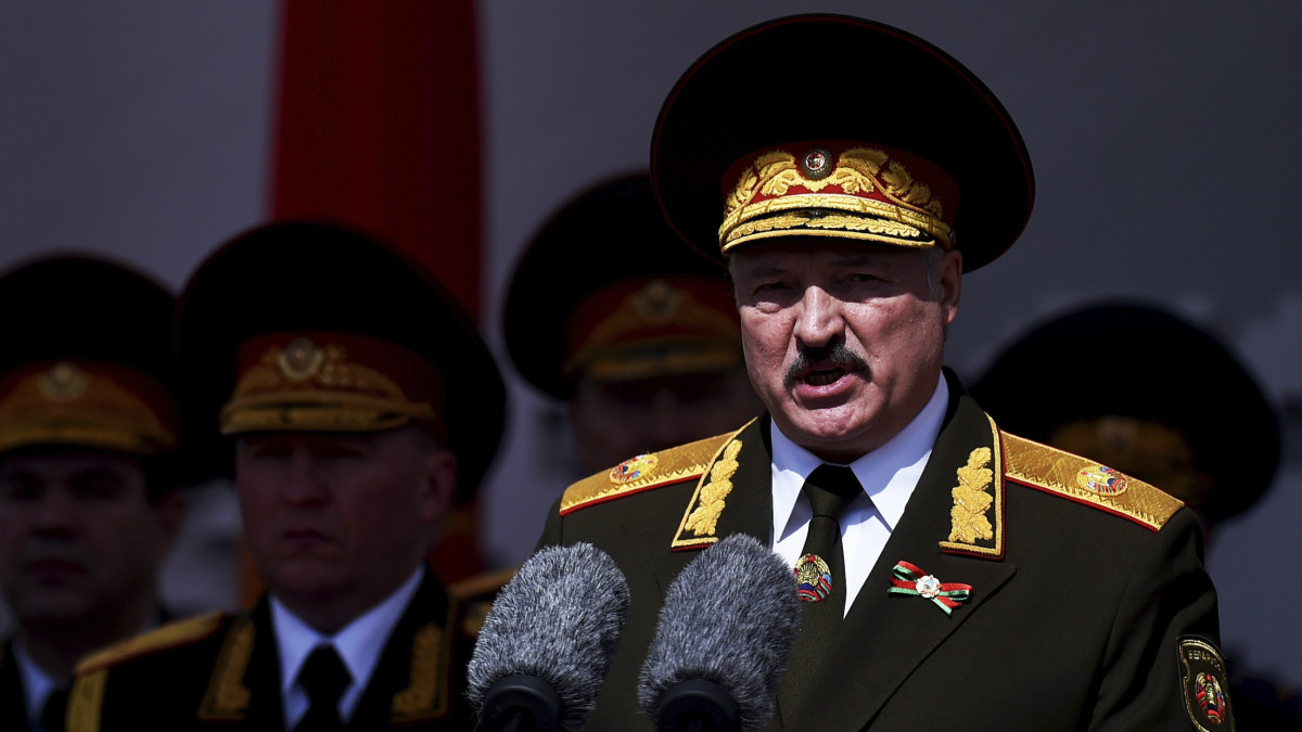 Alekszandr Lukasenko fehérorosz elnök (elöl) beszédet mond a II. világháború európai befejezésének 75. évfordulója alkalmából tartott katonai parádén Minszkben 2020. május 9-én.