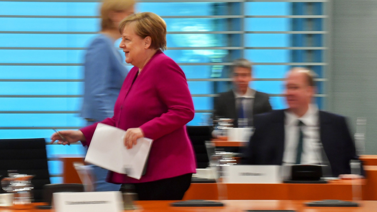 Angela Merkel német kancellár érkezik a kabinet heti munkaülésére a berlini kancellári hivatalban 2020. május 27-én