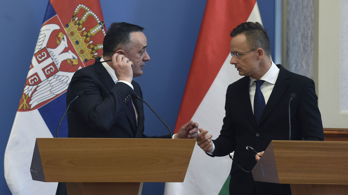 Szijjártó Péter külgazdasági és külügyminiszter (j) és Aleksandar Antic szerb bányászati- és energiaügyi miniszter sajtótájékoztatót tart megbeszélésük után Budapesten a Külgazdasági és Külügyminisztériumban 2020. június 4-én.