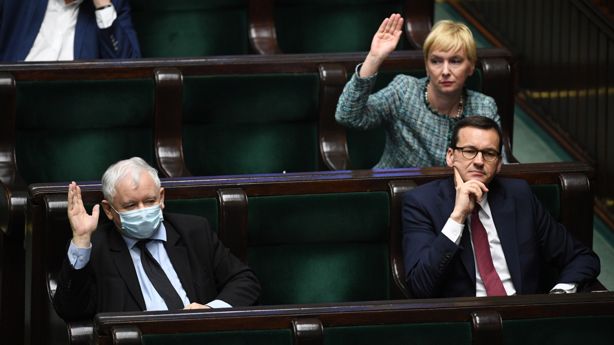 A koronavírus-járvány miatt védőmaszkot viselő Jaroslaw Kaczynski, a kormányzó Jog és Igazságosság (PiS) elnöke (b) és Mateusz Morawiecki miniszterelnök (j) a parlament varsói üléstermében 2020. május 12-én. A lengyel alsóház megszavazta éjjel azokat az előírásokat, amelyek lehetővé teszik, hogy az eredetileg május 10-re kiírt, múlt héten elhalasztott elnökválasztást hagyományos és levélszavazás formájában bonyolítsák le.