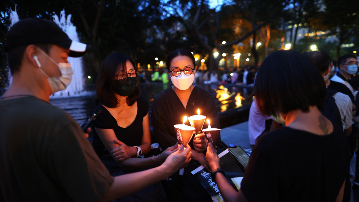 A hatóságok tiltása ellenére a pekingi Tienanmen téri mészárlás áldozatairól emlékeznek meg Hongkongban 2020. június 4-én, a demokratikus változásokat követelő kínai diákmozgalom vérbe fojtásának 31. évfordulóján. A Kínai Néphadsereg 1989. június 4-én megtámadta a pekingi Tienanmen téren hat héten át tüntető több tízezer diákot, és kíméletlen, sok halottat követelő beavatkozással véget vetett  tüntetéssorozatnak.