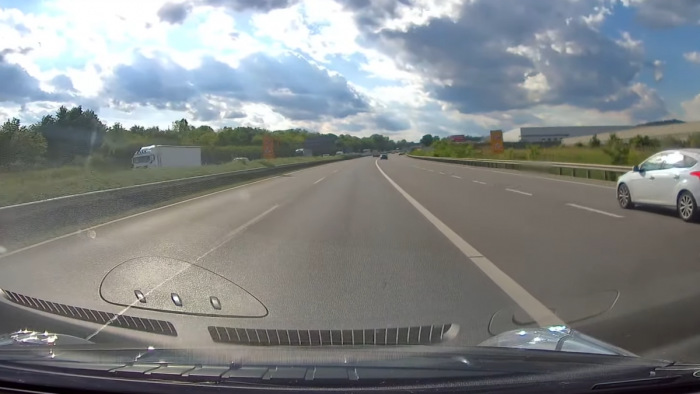 Két autó is forgalommal szemben hajtott fel az M1-esre - videó