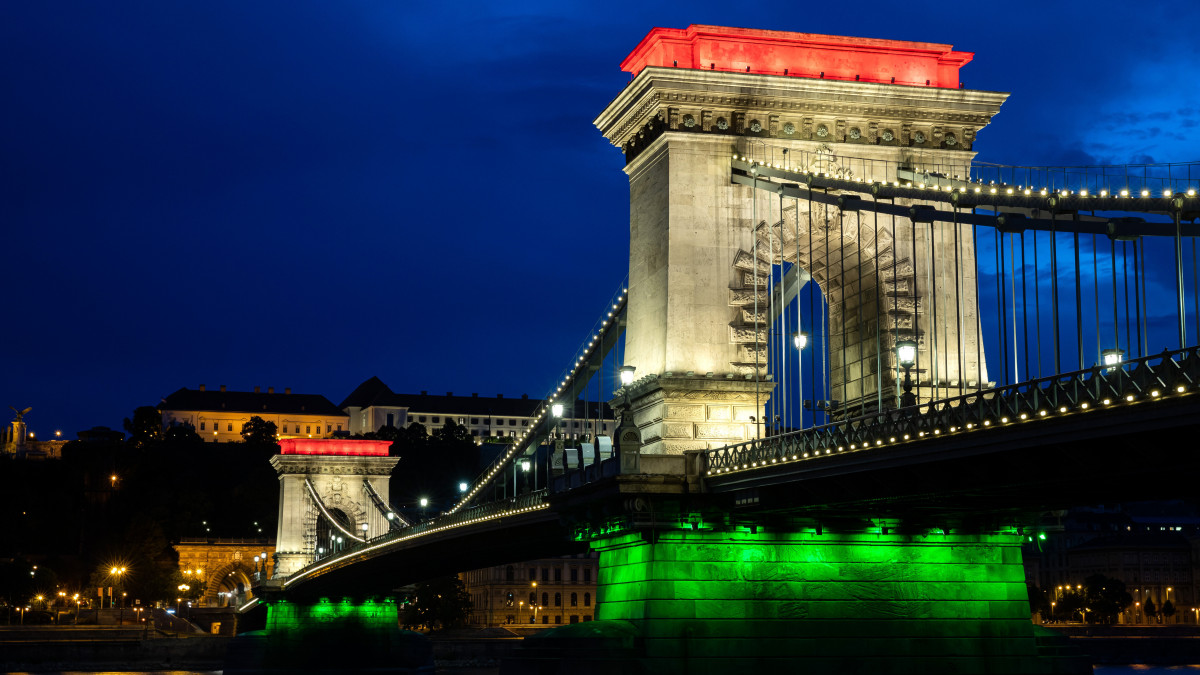 A nemzeti színű fényfestés Lánchídon az első világháborút lezáró trianoni békeszerződés aláírásának 100. évfordulóján, a nemzeti összetartozás napján, 2020. június 4-én.