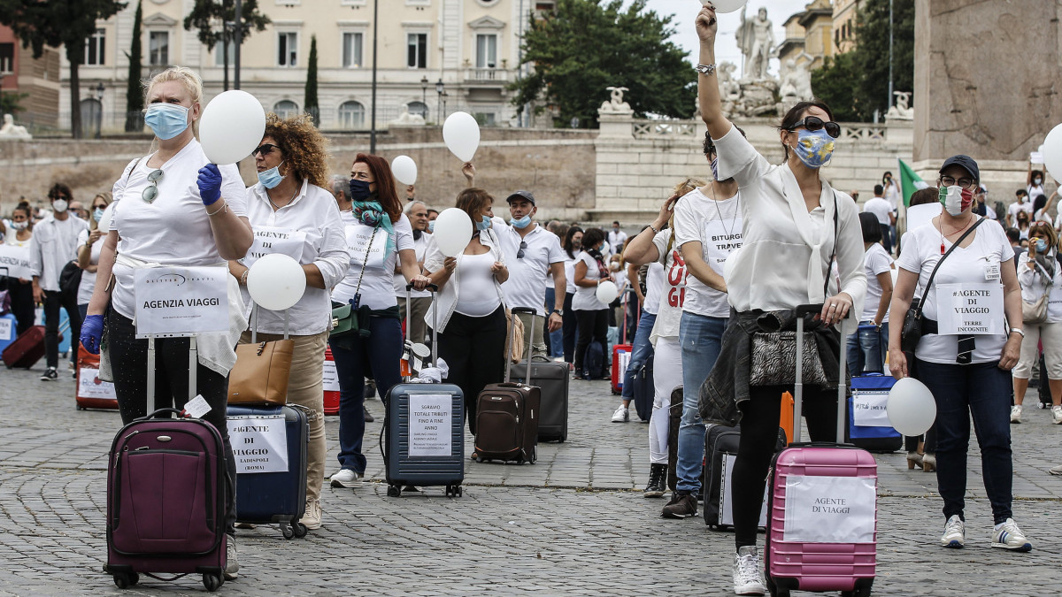 Turisztikai és idegenforgalmi cégek, utazási irodák képviselői tüntetnek a római Piazza del Popolón 2020. június 4-én. A tüntetők a koronavírus-járvány miatt elszenvedett veszteségeik miatt pénzügyi segélyt követelnek az olasz kormánytól.