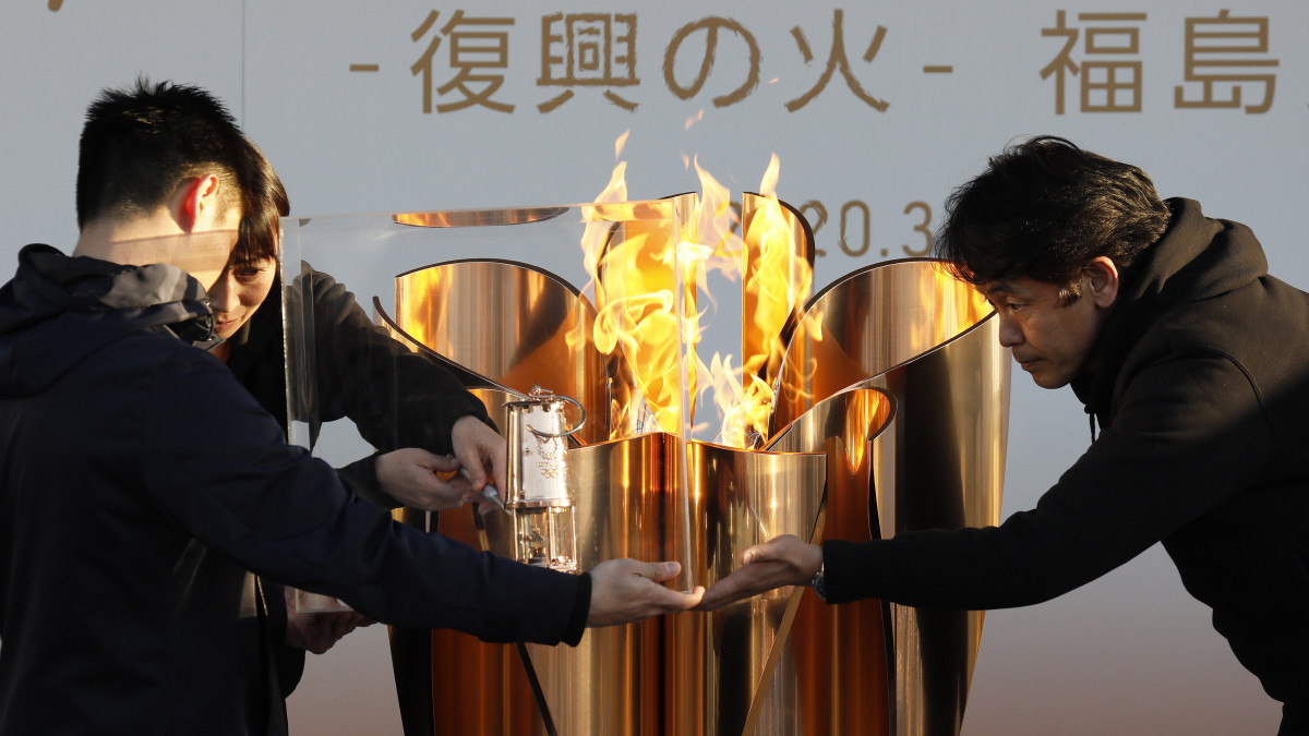 A 2020-as tokiói nyári olimpia lángját visszahelyezik egy speciális lámpásba a Fukusima prefektúrában fekvő Ivakiban 2020. március 25-én. Japánban leállították az olimpiai láng váltóját annak nyomán, hogy az előző nap eldőlt, nem idén, hanem 2021-ben rendezik meg a tokiói nyári játékokat. Az eredeti tervek szerint a láng 121 napon át, 47 japán prefektúrán keresztül mintegy 20 ezer kilométert megtéve jutott volna el a július 24-i megnyitóra.