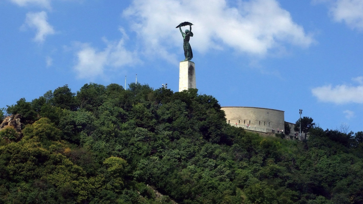 Budapest, 2018. július 3. A Gellért-hegy tetején áll Kisfaludy Strobl Zsigmond 1945-ben fölállított Szabadság-szobra, a Kelet felé pálmaágat tartó nőalak. Mögötte az 1850-ben épült Citadella részlete. MTVA/Bizományosi: Jászai Csaba