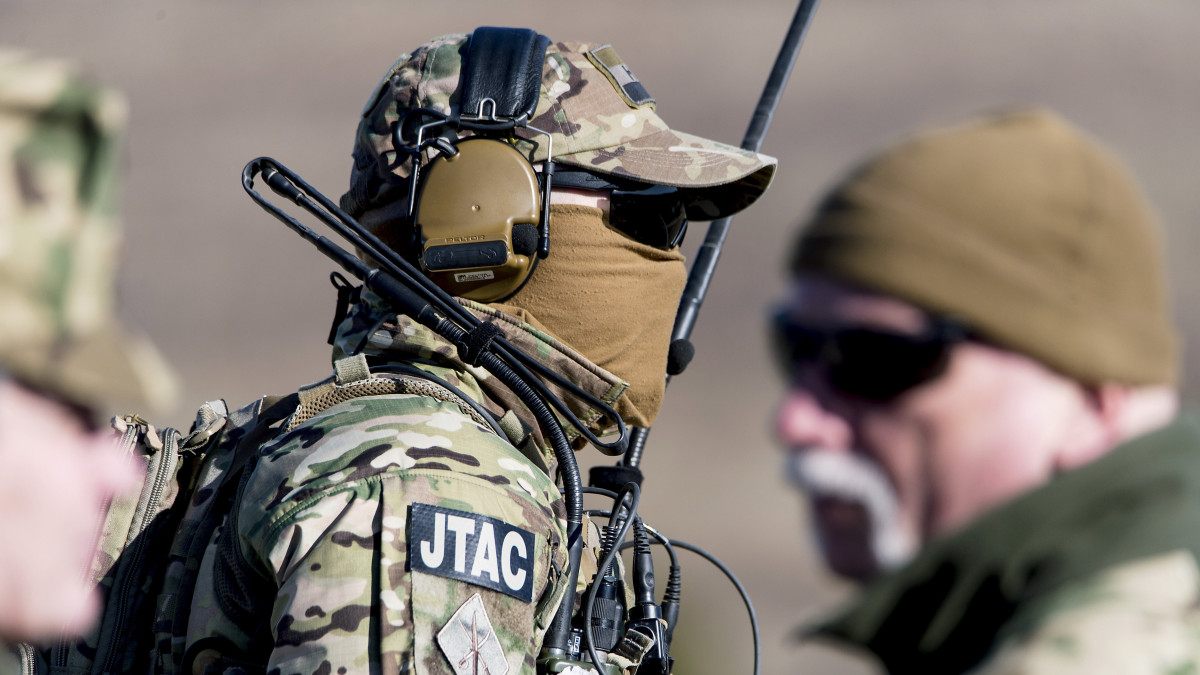 Magyar rádiós katona a Hawk Strike 2020 elnevezésű közös amerikai-magyar hadgyakorlaton 2020. március 5-én, ahol a Steppe Archer 2020 nemzetközi gyakorlat részeként légirohamot szimuláltak a magyar és amerikai katonák az újdörögdi katonai bázison.