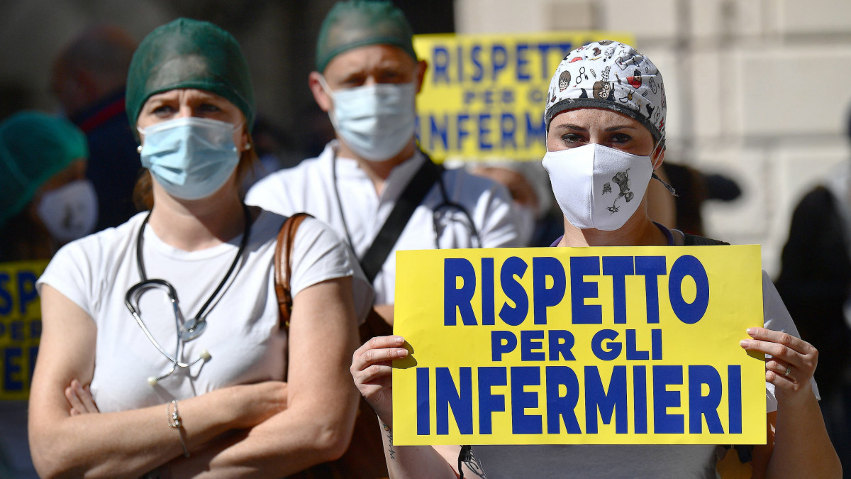 Tiszteletet az ápolóknak! feliratú transzparenssel tüntetnek egészségügyi dolgozók a jobb munkakörülményekért és magasabb fizetésért a genovai kormányépület előtt 2020. június 5-én.