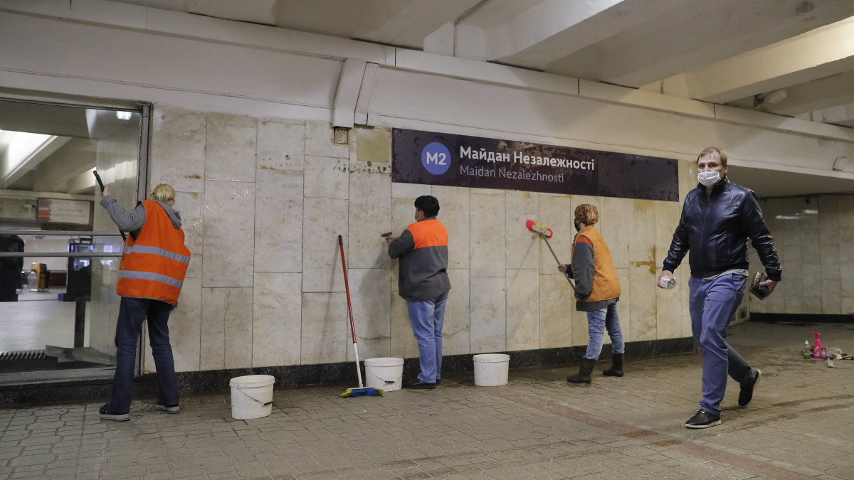 Munkások tisztítják a falat egy kijevi aluljáróban 2020. május 22-én, a koronavírus-járvány idején. Ukrajnában továbbra sem lassul a koronavírus-fertőzés terjedése, de ettől a naptól kezdve a régiók megkezdhetik a korlátozások enyhítését, attól függően, hogy az adott térségben hány fertőzött van.