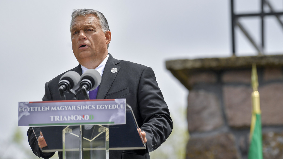 Orbán Viktor miniszterelnök beszédet mond a Centenáriumi Turulszobor avatásán, a Trianoni békediktátum 100. évfordulója alkalmából tartott megemlékezésen 2020. június 6-án.