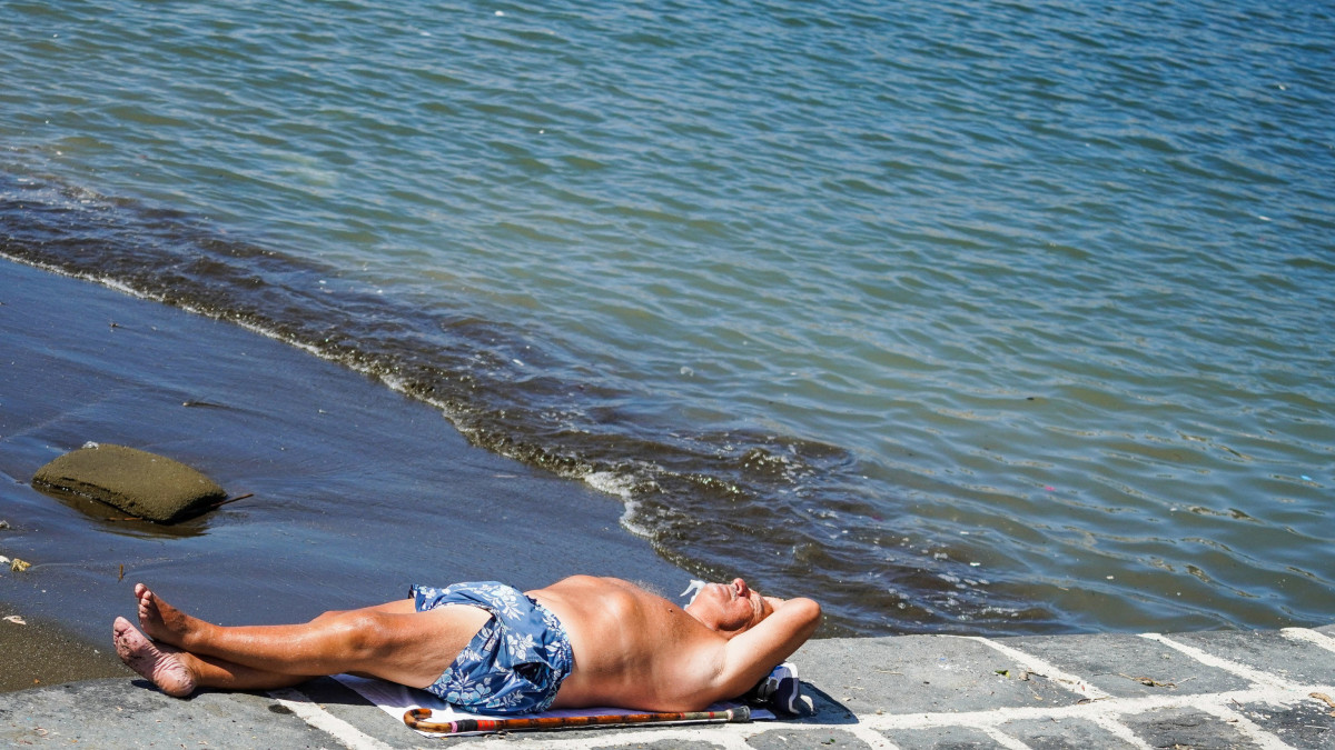 Férfi napozik egy nápolyi strandon 2020. június 6-án, a tengerparti fürdés és napozás engedélyezésének első napján. A koronavírus-járvány miatt bevezetett korlátozásokat fokozatosan oldják fel Olaszországban.