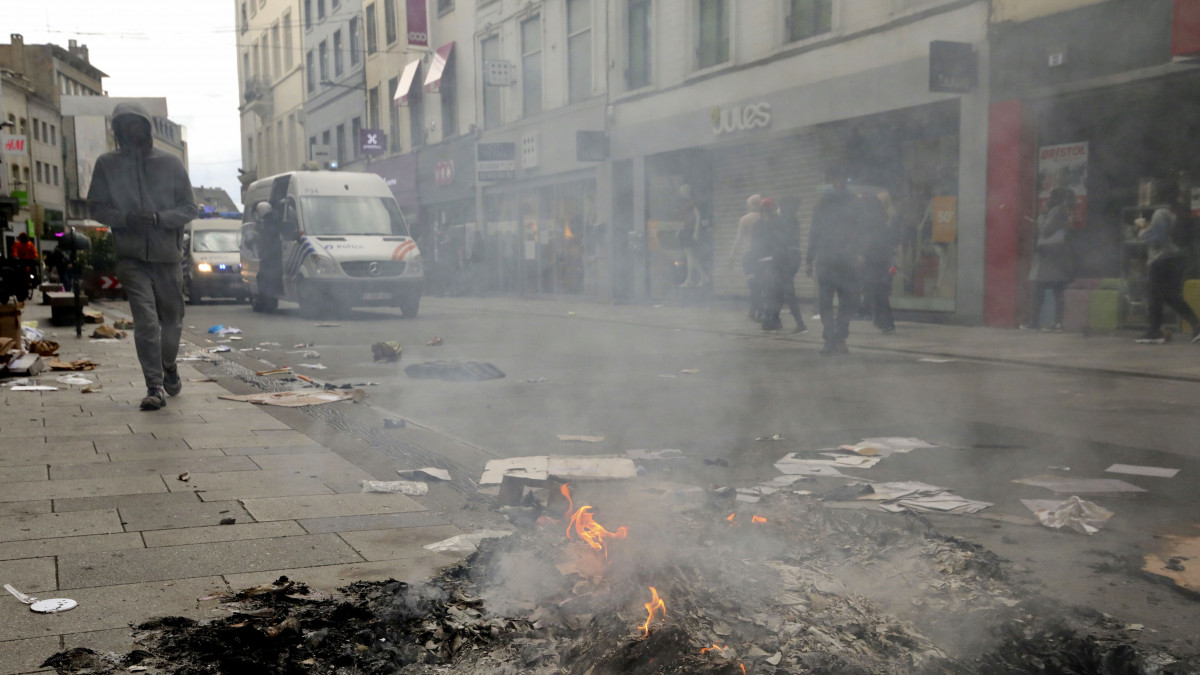 Fiatal mennek egy bevásárlóutcában a Black Lives Matter (a Fekete életek számítanak) mozgalom melletti szolidaritás kifelezéseként tartott tüntetés után Brüsszelben 2020. június 7-én. Az utcában a tüntetők korábban felgyújtották a szemeteskukákat és betörték az üzletek ajtaját.