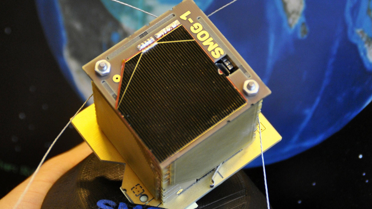 A készülő műhold, amelyet a világűrbe akarnak kijuttatni, a Budapesti Műszaki és Gazdaságtudományi Egyetem (BME) Villamosmérnöki és Informatikai Kar Szélessávú Hírközlés és Villamosságtan Tanszék mikrohullámú távérzékelés laboratóriumában 2017. december 5-én. Jelenleg két műhold készül, amelyből az egyik a földi, a másik a tényleges repülő példány lesz. A Masat-1, az első magyar műhold oktatási vonalon történő folytatásaként a BME-n villamos- és gépészmérnök hallgatók közreműködésével, egyetemi oktatók-kutatók szakmai irányítása mellett 2014-ben belekezdtek egy 5 centiméteres kocka alakú műhold fejlesztésébe, ennek neve SMOG-1. A műhold küldetésének célja az ember által keltett rádiófrekvenciás szennyezettség mérése, pályára állítása várhatóan a jövő évben lesz.