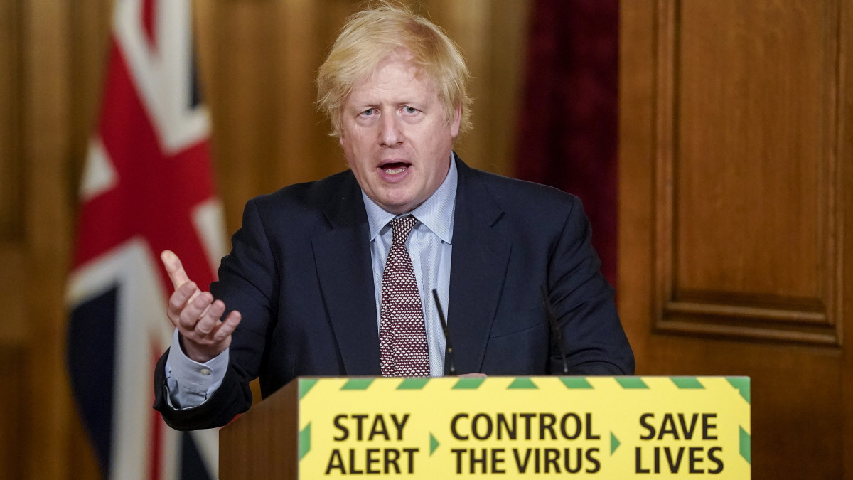 A londoni kormányfői rezidencia, a Downing Street 10 által közreadott képen Boris Johnson brit miniszterelnök a koronavírus-helyzettel kapcsolatban tart sajtótájékoztatót a Downing Street 10-ben 2020. június 3-án.