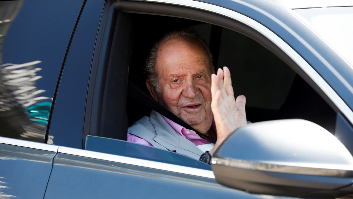  I. János Károly volt spanyol király integet egy autóból a Pozuelo de Alarconban lévő Quiron Salud-Madrid egyetemi kórházból távozóban 2019. augusztus 31-én. A volt spanyol uralkodó sikeres szívműtéten esett át az egészségügyi intézményben augusztus 24-én.