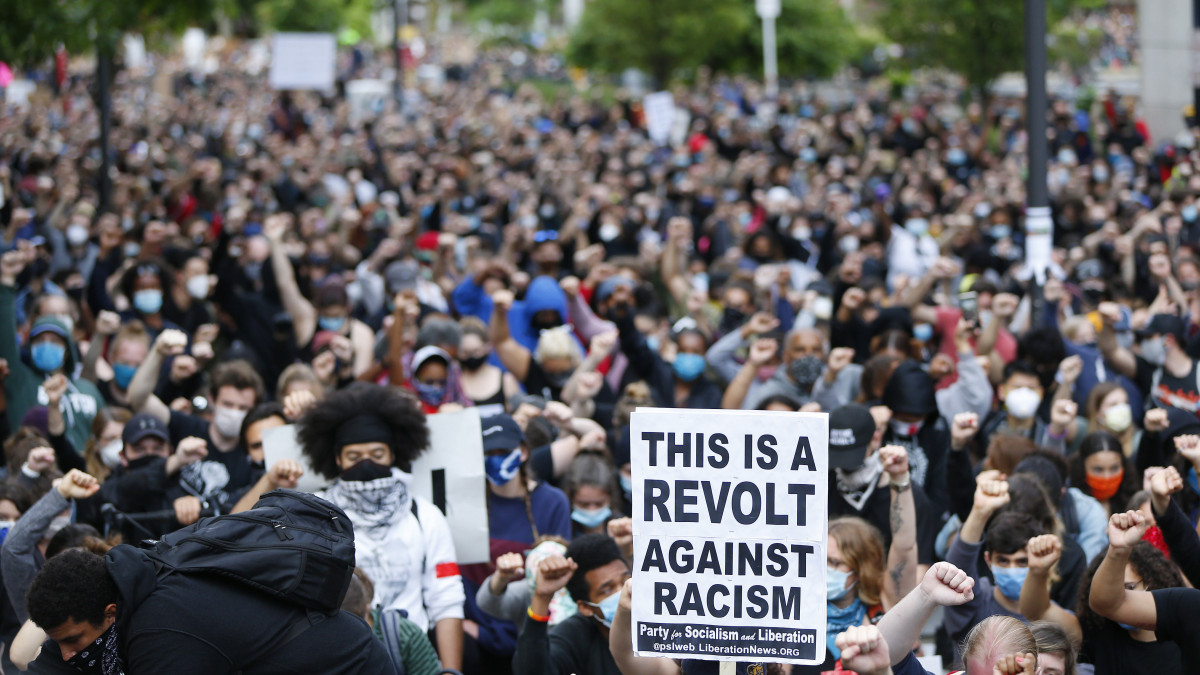 Tiltakozók a George Floyd halálát okozó rendőri túlkapás miatt és a rasszizmus ellen tartott tüntetésen Bostonban 2020. június 7-én.