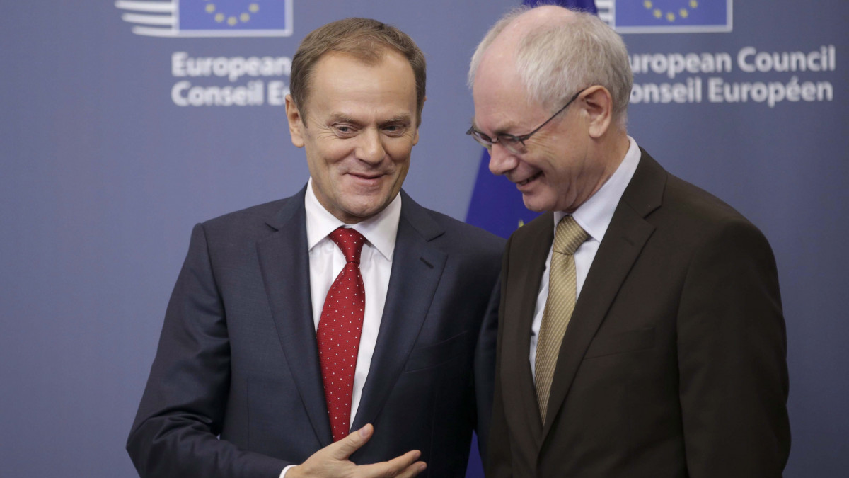 Brüsszel, 2014. december 1.Herman Van Rompuy, az Európai Tanács távozó belga elnöke (j) üdvözli utódját, Donald Tusk volt lengyel miniszterelnököt Brüsszelben 2014. december elsején. Tusk ezen a napon hivatalosan átveszi az uniós országok legfőbb vezetőit tömörítő testület elnöki tisztségét Van Rompuytől.  (MTI/EPA/Olivier Hoslet)