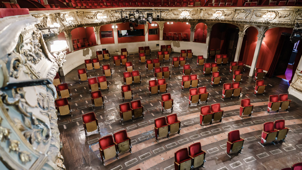 A koronavírus-járvány miatti védekezésként megritkított széksorok a Berliner Ensemble színház nézőterén 2020. június 3-án. A tervek szerint június 10-től a színház kerthelyiségében rendezik meg az előadásokat.