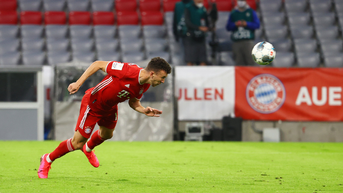 Ivan Perisic, a Bayern München játékosa gólt fejel az Eintracht Frankfurt ellen a labdarúgó Német Kupa elődöntő mérkőzésén Münchenben 2020. június 10-én.