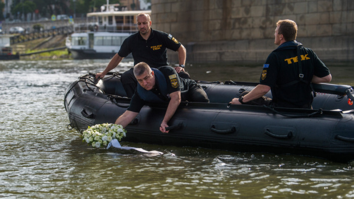 Hableány-baleset - ismét koszorú úszik a Dunán