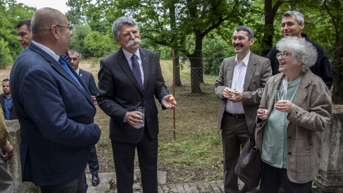 Kövér László, az Országgyűlés elnökének látogatása (b2) Pásztor István, a Vajdasági Magyar Szövetség elnökének kíséretében (b) a horgosi Kárász-kastélytban 2020. június 11-én.