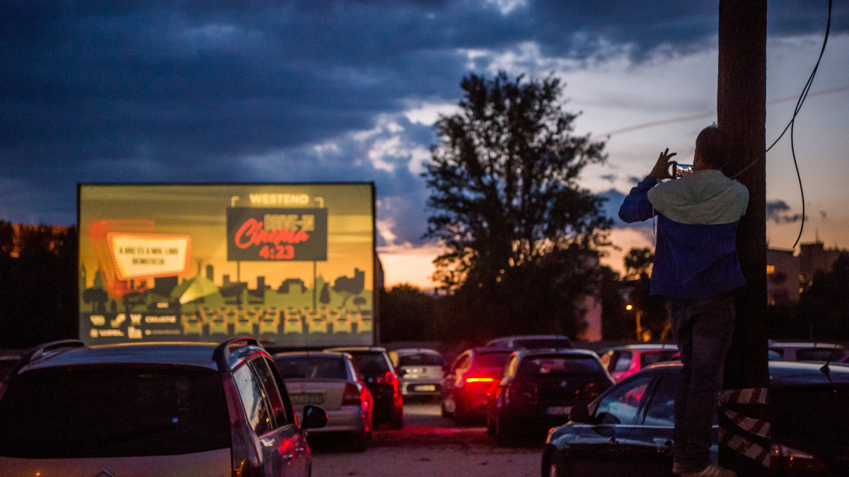 A Westend Drive-In Cinema, a Budapest Rooftop Cinema, a MOL Limo és a Westend bevásárlóközpont közös autósmozija Budapesten, a Westend Bevásárlóközpont melletti parkolóban 2020. június 3-án.