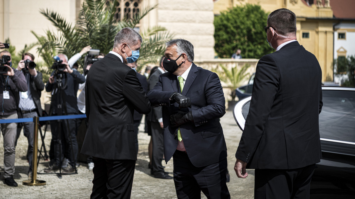 A Miniszterelnöki Sajtóiroda által közreadott képen a házigazda Andrej Babis cseh kormányfő (b) fogadja Orbán Viktor miniszterelnököt (b) a visegrádi országok (V4) kormányfői csúcstalálkozóján a csehországi Lednicében 2020. június 11-én.